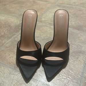 Black pumps size 8